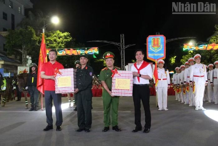 Các đồng chí lãnh đạo tỉnh tặng quà đại diện Đoàn Quân nhạc và Đoàn Kỵ binh biểu diễn tại chương trình. (Ảnh: QUỐC ĐẠT)
