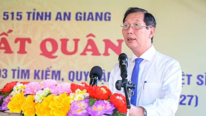 Phó Chủ tịch Ủy ban nhân dân tỉnh An Giang Lê Văn Phước, Trưởng Ban Chỉ đạo 515 tỉnh An Giang phát biểu giao nhiệm vụ cho Đội K92, Đội K93. (Ảnh: PHƯƠNG VŨ)