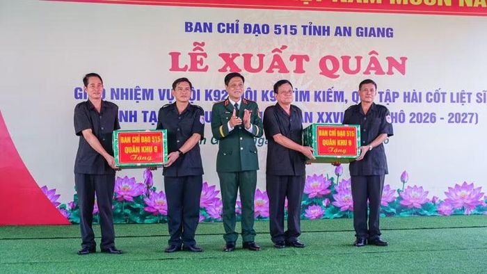 Thiếu tướng Huỳnh Văn Ngon, Phó Chính ủy Quân khu 9, Trưởng Ban Chỉ đạo 515 Quân khu 9 trao quà của Ban Chỉ đạo 515 Quân khu cho Đội K92, Đội K93. (Ảnh: PHƯƠNG VŨ)