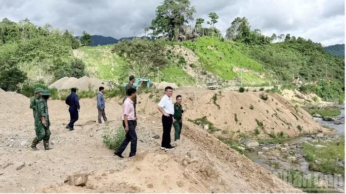 Đoàn công tác Công ty Thủy điện Sông Bung phối hợp chính quyền địa phương kiểm tra hiện trạng hành lang an toàn thoát lũ tại xã La Êê. (Ảnh: THANH TÂM)