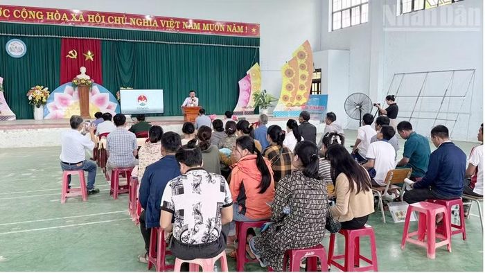 Buổi tuyên truyền phòng, tránh và giảm nhẹ thiên tai tại xã Nam Giang, thành phố Đà Nẵng. (Ảnh: THANH TÂM)