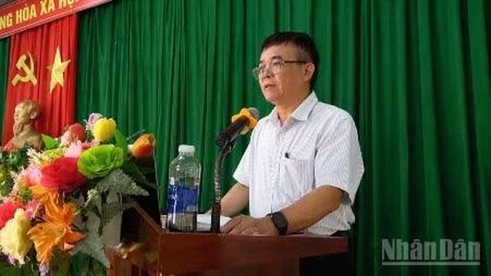Ông Nguyễn Minh Văn, Phó Trưởng Phòng Hành chính và Lao động, Công ty Thủy điện Sông Bung, trực tiếp trình bày, giải thích các nội dung trong các buổi tuyên truyền đến bà con nhân dân. (Ảnh: VĂN NHÂN-TRẦN NGỌC)