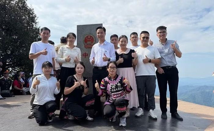 Du khách và cán bộ, nhân dân xã Sín Thầu hào hứng dự khai trương các hoạt động du lịch tại cột mốc 3 số 0 ở xã Sín Thầu, tỉnh Điện Biên. (Ảnh: LÊ LAN)