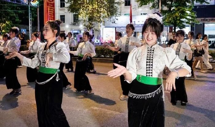 Thiếu nữ dân tộc Thái Điện Biên duyên dáng với điệu múa "Kết đoàn" trong lễ hội đường phố được tổ chức tại Điện Biên. (Ảnh: Sở Văn hóa, Thể thao và Du lịch Điện Biên)