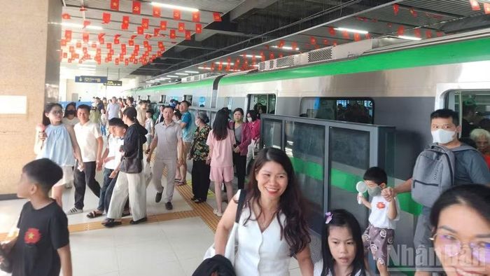 Hơn 408.000 lượt hành khách sử dụng hai tuyến metro trong 5 ngày nghỉ lễ cho thấy nhu cầu đi lại bằng đường sắt đô thị tại Hà Nội đang ở mức cao trong những thời điểm có lượng người và phương tiện di chuyển lớn.