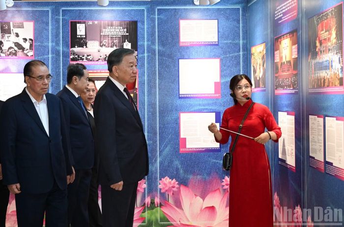 Các đại biểu dự hội nghị tại điểm cầu chính tham quan Triển lãm "Những tấm gương bình dị mà cao quý". (Ảnh: TRẦN HẢI)