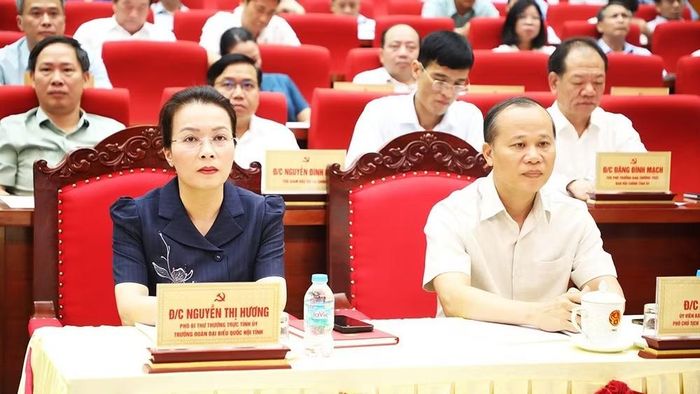 Các đồng chí Phó Bí thư Thường trực Tỉnh ủy Nguyễn Thị Hương (ảnh trái) và Phó Chủ tịch Thường trực Ủy ban nhân dân tỉnh Mai Sơn tham dự tại điểm cầu chính của tỉnh. (Ảnh: A.T)