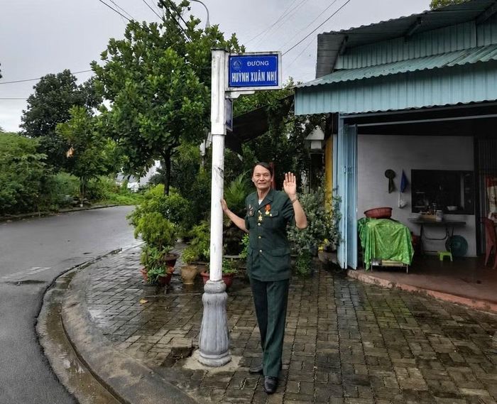 Hằng năm, vào mùng 3 Tết, người ta thấy một ông lão 73 tuổi ăn bận chỉnh tề, đứng lặng lẽ mỉm cười bên cột biển đường mang tên "HUỲNH XUÂN NHỊ" tại thành phố Đà Nẵng. Đó là ngày sinh của cha ông.