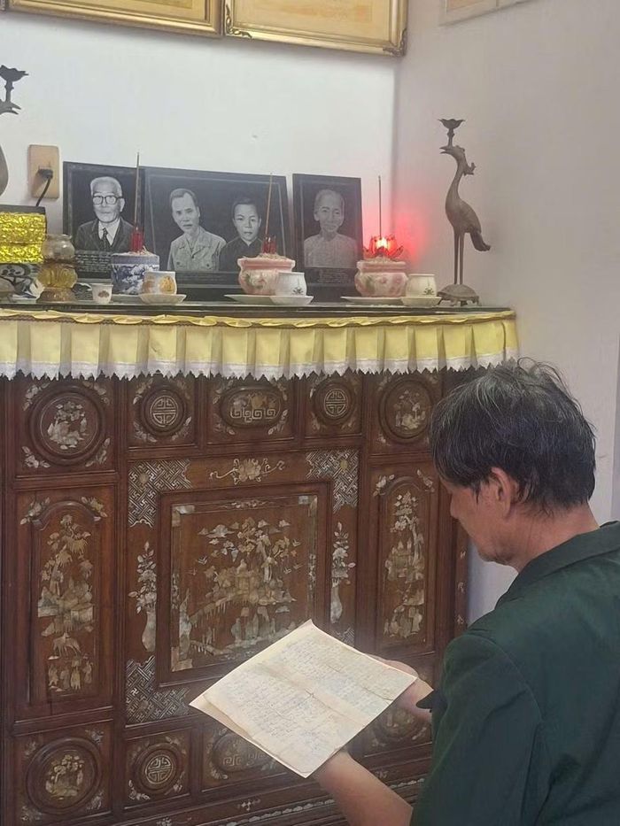 Gần 60 năm sau, ông Huỳnh Xuân Thanh đọc lại những lời căn dặn của cha - liệt sĩ Huỳnh Xuân Nhị - gửi cho ông từ những năm tháng chiến tranh. Lá thư cũ vẫn được ông gìn giữ như một kỷ vật về người cha đã hy sinh.