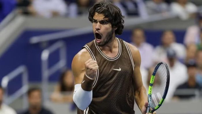 Carlos Alcaraz ăn mừng khi ghi điểm trước Jaime Faria. (Ảnh: US Open)