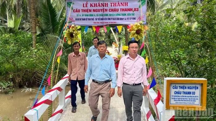 Hội Bảo trợ Bệnh nhân nghèo tỉnh Vĩnh Long phối hợp các đơn vị xây dựng cầu giao thông nông thôn tại xã Châu Hòa, tỉnh Vĩnh Long. (Ảnh: HOÀNG TRUNG)