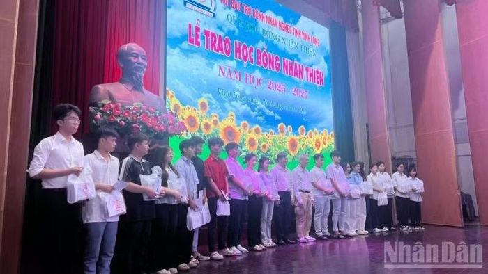 Quỹ học bổng Nhân Thiện trao hàng nghìn suất học bổng cho học sinh có hoàn cảnh khó khăn. (Ảnh: HOÀNG TRUNG)