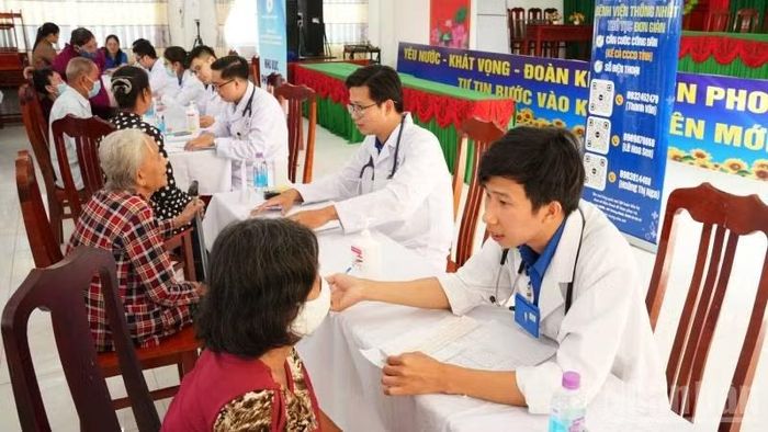 Hội Bảo trợ Bệnh nhân nghèo tỉnh Vĩnh Long phối hợp các đơn vị khám, phát thuốc miễn phí cho người dân có hoàn cảnh khó khăn. (Ảnh: HOÀNG TRUNG)
