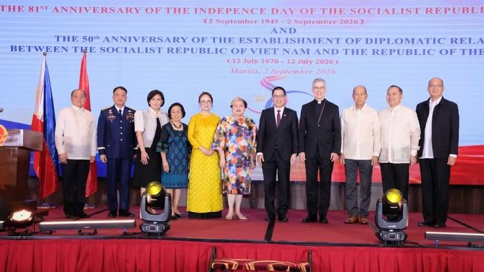  Đại sứ Lại Thái Bình cùng Phu nhân chụp ảnh kỷ niệm cùng các đại biểu tham dự lễ kỷ niệm. ﻿(Ảnh: Đại sứ quán Việt Nam tại Philippines cung cấp) 