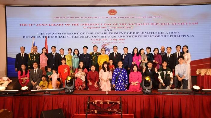 Cán bộ, nhân viên Đại sứ quán Việt Nam tại Philippines tham dự lễ kỷ niệm. (Ảnh: Đại sứ quán Việt Nam tại Philippines cung cấp)