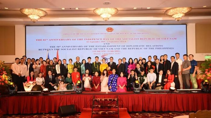 Cán bộ, nhân viên Đại sứ quán và đại diện cộng đồng người Việt Nam tại Philippines chụp ảnh kỷ niệm. (Ảnh: Đại sứ quán Việt Nam tại Philippines cung cấp)