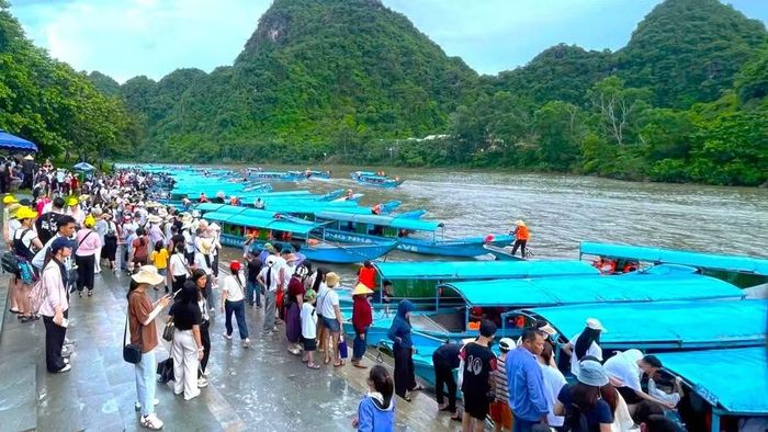 Khách du lịch tham quan động Phong Nha (Ảnh: HG)