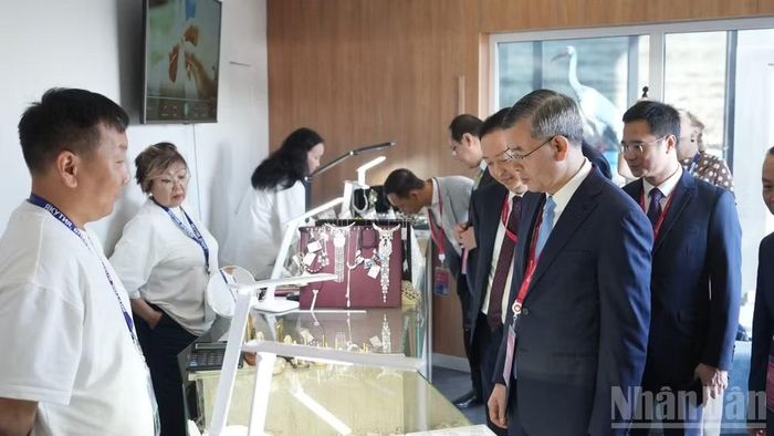 Bộ trưởng Tài chính Ngô Văn Tuấn tìm hiểu về thế mạnh của Cộng hòa Sakha (Yakutia), Liên bang Nga. (Ảnh: THANH THỂ)