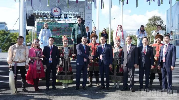 Đoàn Việt Nam được chào đón tại gian trưng bày Cộng hòa Sakha (Yakutia), Liên bang Nga. (Ảnh: THANH THỂ)