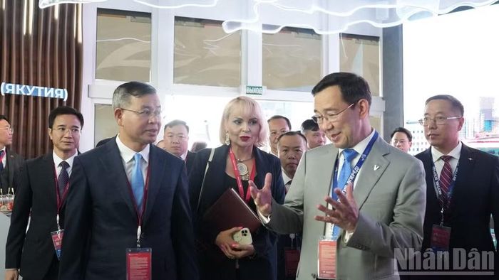 Bộ trưởng Tài chính Việt Nam Ngô Văn Tuấn gặp ông Aysen Nikolayev, người đứng đầu Cộng hòa Sakha (Yakutia), Liên bang Nga. (Ảnh: THANH THỂ)