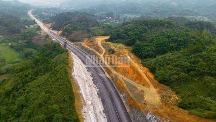 Tỉnh Cao Bằng nghiêm cấm người và các phương tiện không có nhiệm vụ tự ý đi vào, lưu thông trên các đoạn tuyến cao tốc đang trong quá trình thi công, chưa hoàn thành nghiệm thu, khai thác. (Ảnh: TRANG LIÊN)