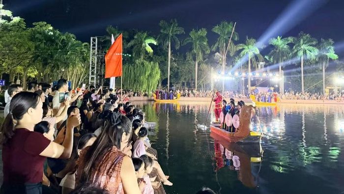 Đông đảo người dân và du khách đến xem chương trình diễn xướng Dân ca Quan họ Bắc Ninh trên thuyền tại hồ Nguyên Phi Ỷ Lan (phường Kinh Bắc). ( Ảnh: A.T)