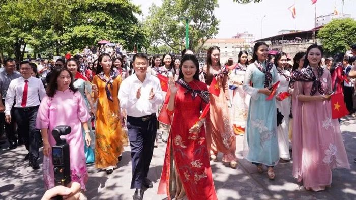 Hành trình du lịch bằng tàu hỏa Hà Nội-Bắc Ninh với điểm đến là đền Đô, cụm di tích quốc gia đình, đền, chùa Đồng Kỵ (phường Đồng Nguyên) được nhiều du khách lựa chọn.