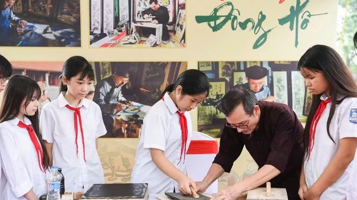 Trải nghiệm làm tranh dân gian Đông Hồ. (Ảnh: A.T)