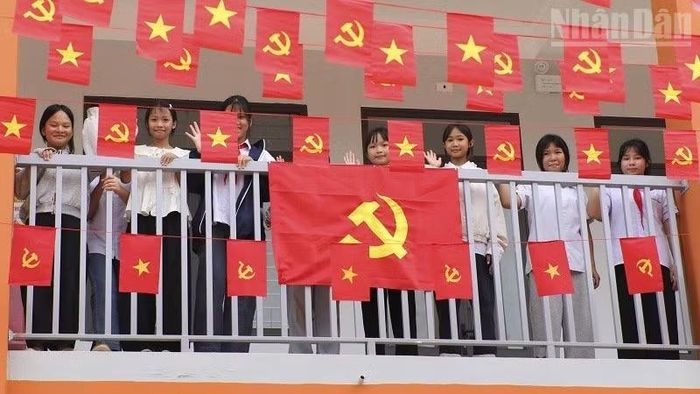 Học sinh Trường phổ thông nội trú tiểu học và trung học cơ sở Sam Mứn vui mừng được học trong ngôi trường mới vừa được đầu tư xây dựng khang trang, hiện đại. (Ảnh: LÊ LAN)