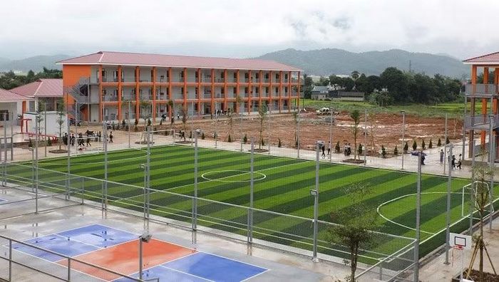Trường phổ thông nội trú tiểu học và Trung học cơ sở Thanh Nưa (tỉnh Điện Biên) được đầu tư xây dựng mới hiện đại với nhiều hạng mục: sân bóng, nhà thi đấu đa năng, bể bơi... đã hoàn thành, đưa vào phục vụ việc học của hơn 1.000 học sinh con em đồng bào các dân tộc thiểu số xã Thanh Nưa. (Ảnh: LÊ LAN)