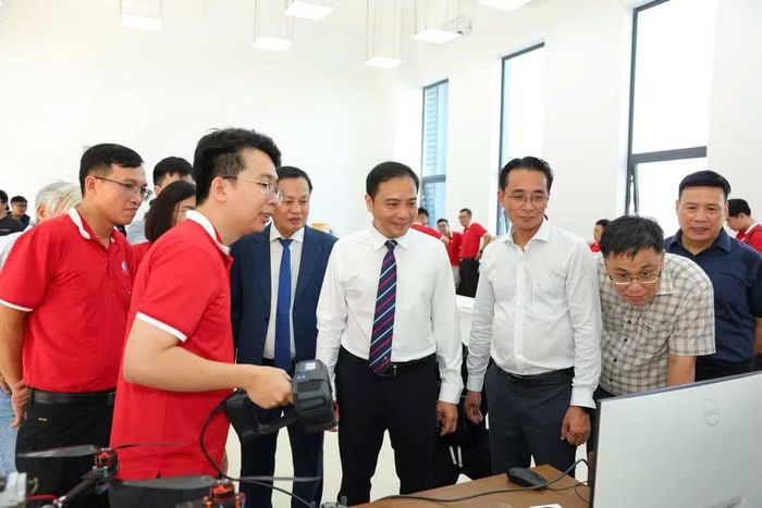 Giáo sư, Tiến sĩ Chử Đức Trình, Hiệu trưởng Trường đại học Công nghệ giới thiệu các phòng thực hành, thí nghiệm với Phó Giám đốc Đại học Quốc gia Hà Nội Đào Thanh Trường cùng các nguyên lãnh đạo Trường đại học Công nghệ.