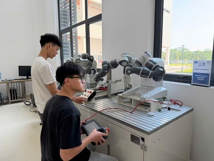 Sinh viên điều khiển robot thông minh tại phòng thực hành ở cơ sở Hòa Lạc. (Ảnh: Thúy Quỳnh)