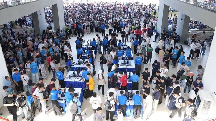 Trong ngày nhập học, sinh viên và phụ huynh được hướng dẫn thực hiện các thủ tục, tìm hiểu về ngành học, chương trình đào tạo và đời sống sinh viên.