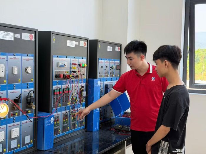 Sinh viên được trải nghiệm tại phòng thực hành. (Ảnh: Thúy Quỳnh)