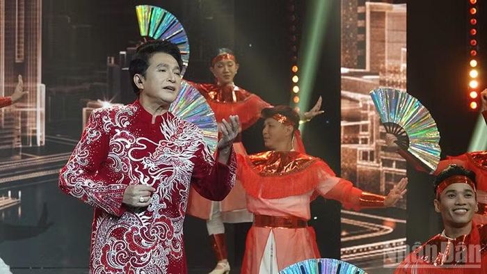 Nghệ sĩ Nhân dân Trọng Phúc biểu diễn trong chương trình Gala Chuông vàng vọng cổ với chủ đề "Vàng son". (Ảnh: Linh Bảo)