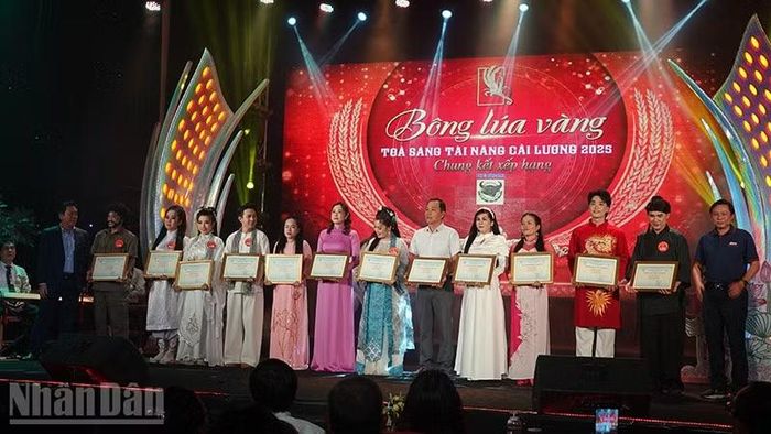 Bông lúa vàng-Cuộc thi tìm kiếm tài năng đờn ca tài tử, cải lương có uy tín của thành phố và khu vực. (Ảnh: Linh Bảo)