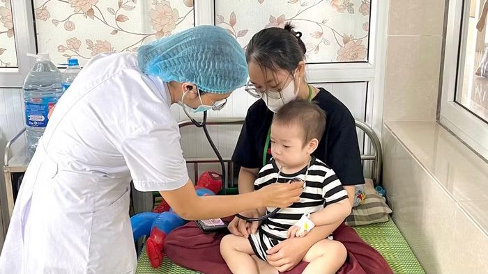 Công tác thăm khám, theo dõi bệnh nhi được các bác sĩ thực hiện thường xuyên, bảo đảm trẻ được chăm sóc và điều trị kịp thời, đúng phác đồ. (Ảnh: YẾN TRINH)