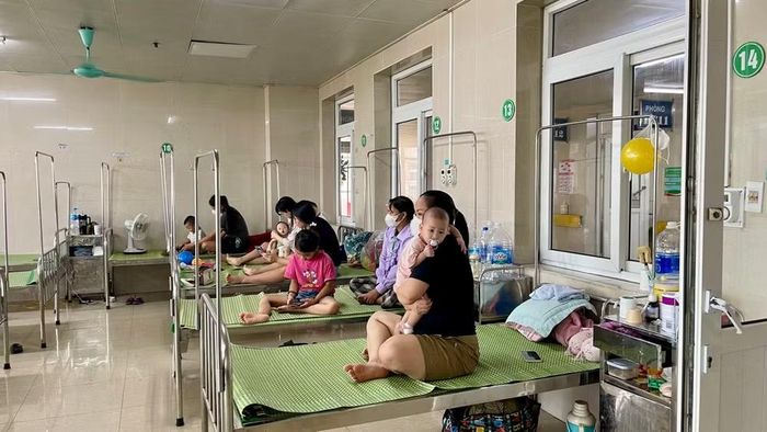 Nhiều bệnh nhi đang được điều trị, theo dõi tại phòng bệnh. (Ảnh: YẾN TRINH)