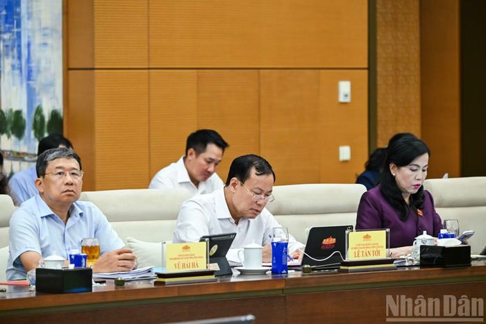 Các Ủy viên Ủy ban Thường vụ Quốc hội dự phiên họp. (Ảnh: DUY LINH)