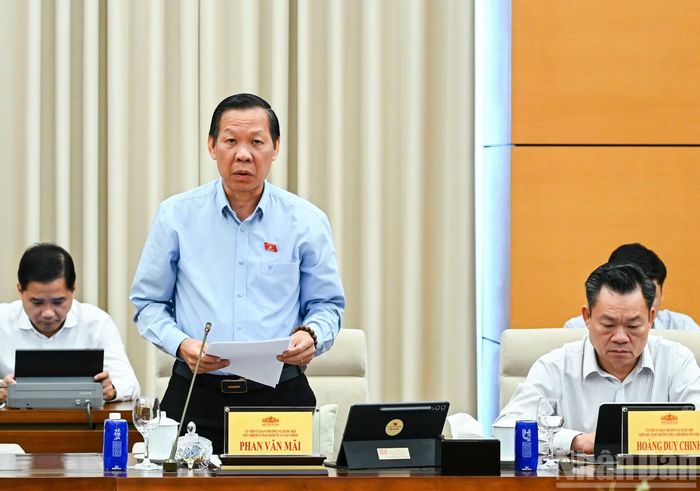 Chủ nhiệm Ủy ban Kinh tế và Tài chính Phan Văn Mãi trình bày báo cáo thẩm tra sơ bộ Luật Chứng khoán. (Ảnh: DUY LINH)