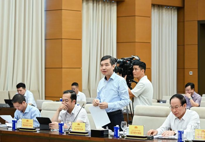 Thứ trưởng Bộ Tài chính Tạ Anh Tuấn trình bày nội dung cơ bản dự thảo Luật Chứng khoán. (Ảnh: DUY LINH)
