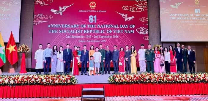Toàn thể cán bộ, nhân viên Đại sứ quán Việt Nam tại Myanmar tham dự lễ kỷ niệm. (Ảnh: Đại sứ quán Việt Nam tại Myanmar cung cấp)