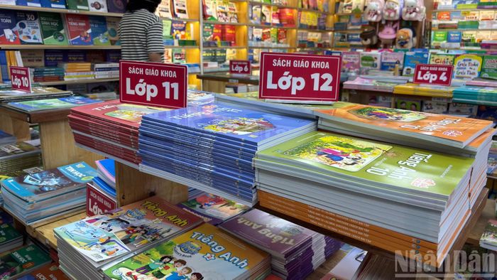 Sách được phân loại theo từng khối lớp khi đưa lên kệ.