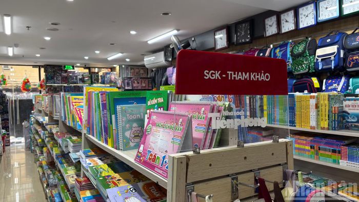 Những ngày đầu tháng 9, các nhà sách tại Hà Nội bắt đầu đông khách mua sách giáo khoa.