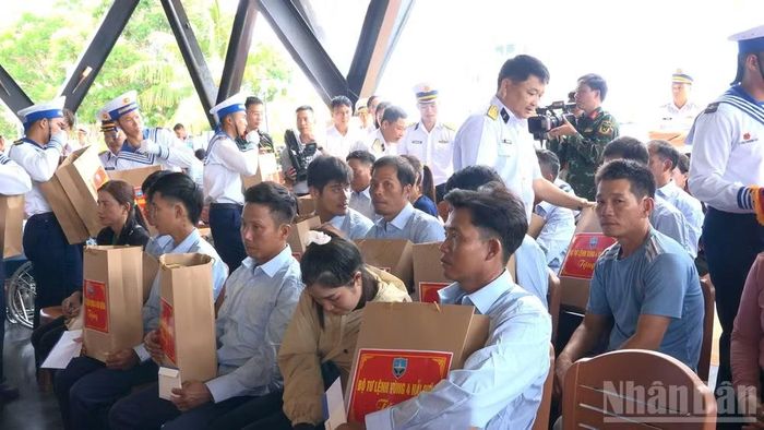 Bộ Tư lệnh Vùng 4 Hải quân trao 32 suất quà tặng các ngư dân