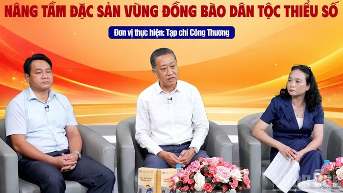 Ông Hoàng Hoa Quân (ở giữa), Phó Trưởng phòng Phòng Lữ hành, Cục Du lịch quốc gia Việt Nam, Bộ Văn hóa, Thể thao và Du lịch.