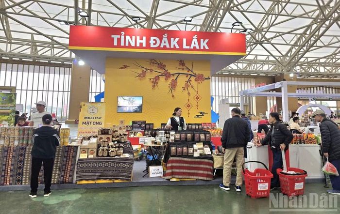 Cần thay đổi tư duy từ “làm ra sản phẩm rồi mới tìm thị trường” sang “phát triển sản phẩm theo nhu cầu thị trường nhưng trên nền tảng giá trị văn hóa của cộng đồng”.
