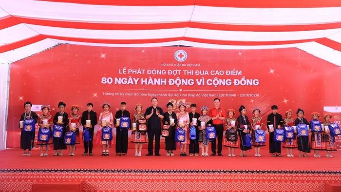 Lễ phát động đợt thi đua cao điểm “80 ngày hành động vì cộng đồng”. (Ảnh: CTĐ)