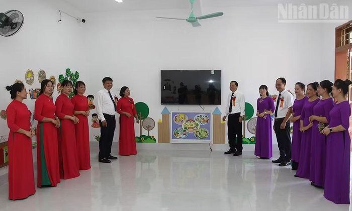 Các đại biểu tham quan phòng học thuộc dự án Trường mầm non Chiềng An, công trình chào mừng kỷ niệm 81 năm Quốc khánh 2/9 tại phường Chiềng An. (Ảnh: QUỐC TUẤN)