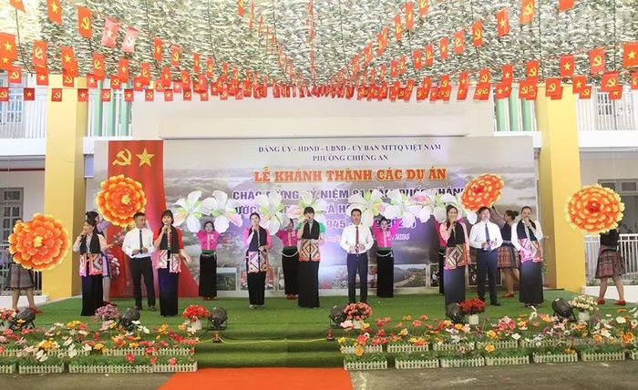 Văn nghệ chào mừng lễ khánh thành các dự án chào mừng kỷ niệm 81 năm Quốc khánh 2/9 tại phường Chiềng An. (Ảnh: QUỐC TUẤN)